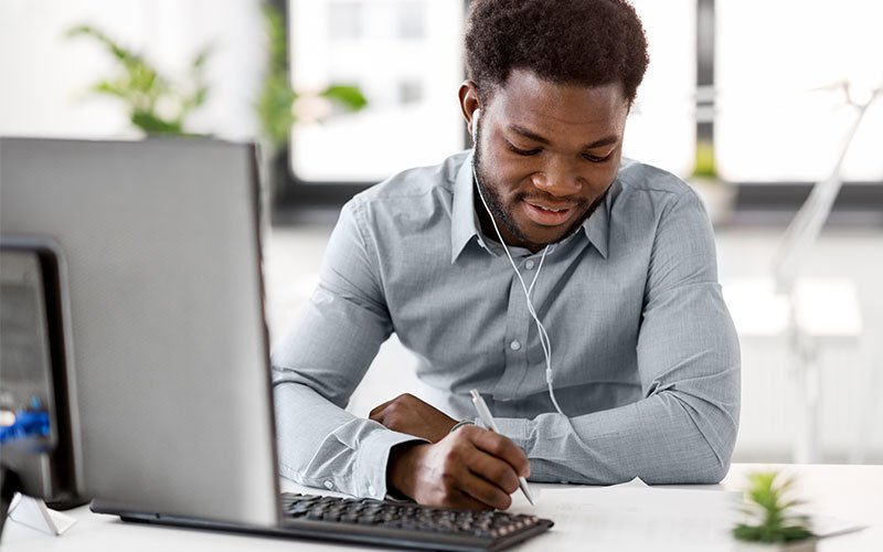 Huit podcasts pour aider les investisseurs