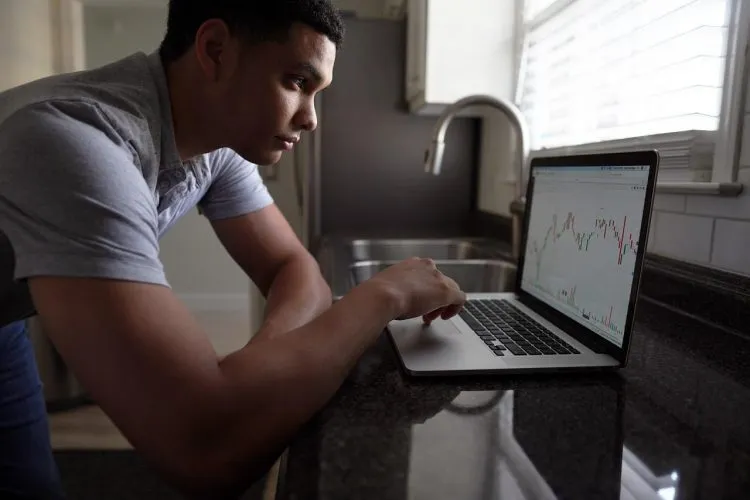 Les avantages d’investir en bourse une partie de ses économies